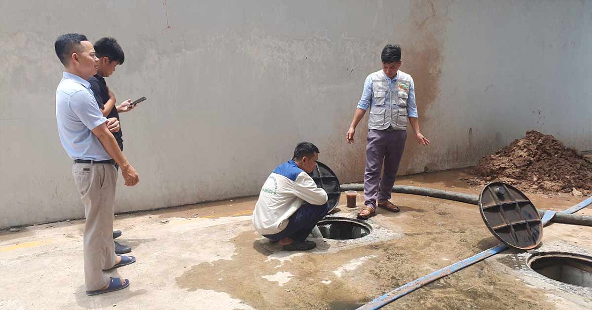 Thay nắp bể bằng gang chịu lực thay cho nắp bê tông cũ