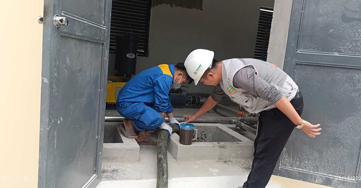 Bơm bùn giống vào hệ thống để nuôi cấy