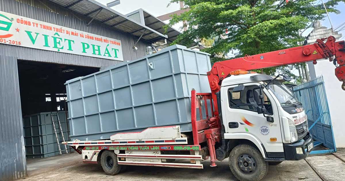 Module xử lý nước thải được cẩu lên xe chuyên dụng